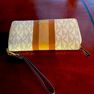 MICHAEL KORS WALLET .